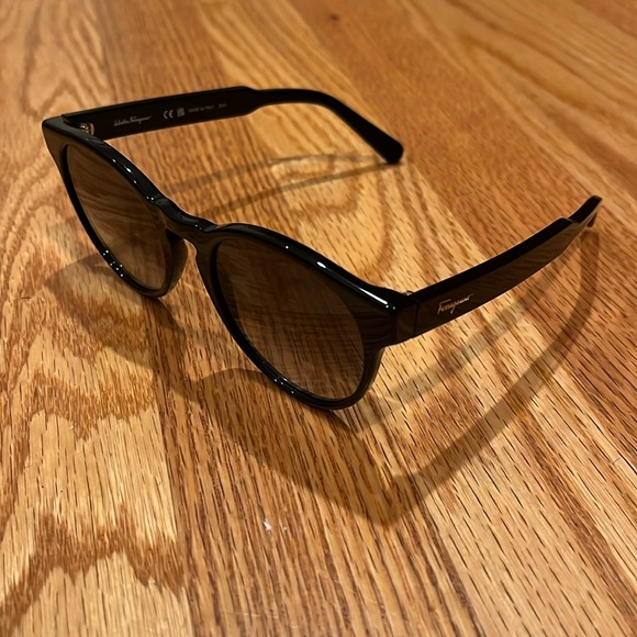 Salvatore Ferragamo Sunglasses - Picture 2 of 5